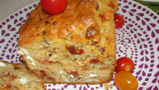 Cake tomate séchées, feta, noisettes