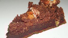 Gâteau au chocolat, crumble noix de pécan caramélisées et fleur de sel