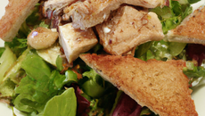 Salade au foie de volailles et toast chèvre au miel