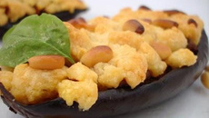 Crumble d'aubergines farcies à la tomate au fromage