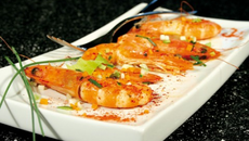 Crevettes marinées au gingembre et Piment d'Espelette, petits légumes croquants