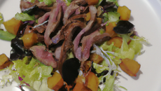 Salade tiède de canard confit et barbe de capucins au vinaigre de Leffe brune