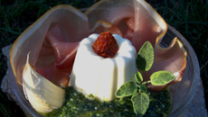 Panna cotta à l'ail blanc de Lomagne, jambon cru fumé, pesto de persil et sauge