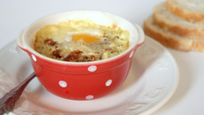 Œuf cocotte la crème de moutarde, tomates séchées & parmesan