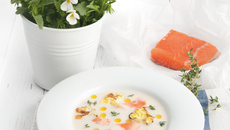 Velouté de chou-fleur au saumon de Norvège, aux choux de Bruxelles et au thym