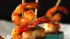 Mini-brochettes de crevettes au piment