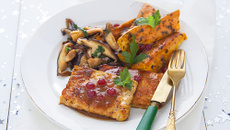 Tranches de tempeh, champignons & sauce gravy aux airelles