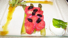 Délice de fraises aux asperges et olives noire confites, crème pâtissière à l'asperge, sorbet citron.