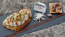 Tartine fromagère au St Môret aux crevettes grises et radis noir