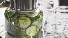 Eau filtrée de concombre et aneth