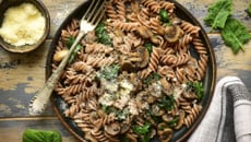 Pâtes complètes aux champignons et pousses d'épinards