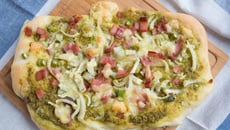 Pizza pesto jambon et oignons