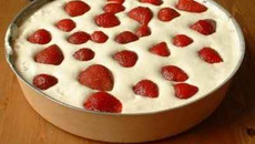 Crème mousseuse aux fraises sur lit breton croustillant au chocolat