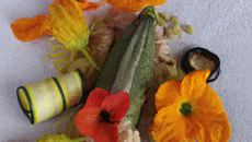 Loup en papillote au corail d'oursin et courgettes fleurs