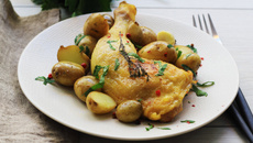 Cuisses de poulet et pommes de terre grenaille