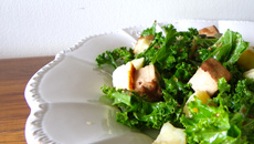 Salade de kale, petits pois, tofu fumé et halloumi