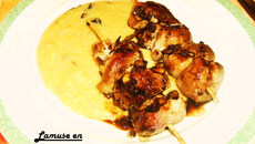 Brochettes de sot l'y laisse caramélisés et polenta aux olives