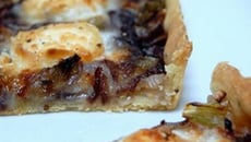 Tarte chèvre, oignon rouge et oignons nouveaux