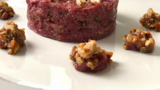 Tartare de canard aux noisettes et pruneaux infusés au thé rouge