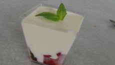Mousse au chocolat blanc sur poêlée de fraises au basilic