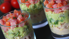 Verrines de thon, surimi et guacamole