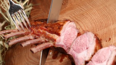 Carré d'agneau rôti au foin d'alpage et serpolet, fèves et jambon Ibérique