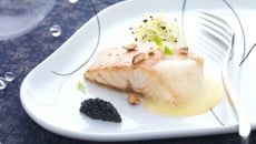 Filet d'esturgeon aux noisettes grillées, sabayon beurre noisette et quenelle de caviar d'esturgeon