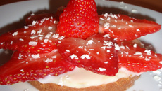 Tartelettes aux fraises, spéculoos & chocolat blanc