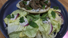 Kebab maison et sauce épicée à la menthe