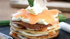 Mille-feuilles de crêpes au saumon