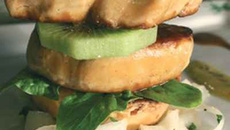 Piccatas de foie gras de canard aux tagliatelles de radis noirs, sauce kiwi de l'Adour et cacao amer