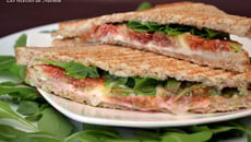 Croques aux figues, fromage de chèvre et roquette