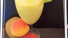 Smoothie kiwi-abricot-pêche jaune