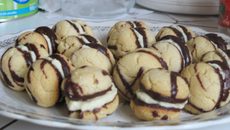 Baci di dama (baisers des dames) au lychee curd.