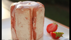 Charlotte aux fraises et cœur fondant au chocolat blanc