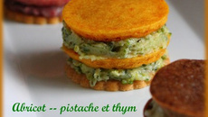 Yoyo sablé/fondant d'abricot et ganache chocolat blanc, pistache et thym