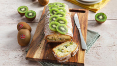 Cake aux kiwis, graines de pavot et glaçage au citron vert