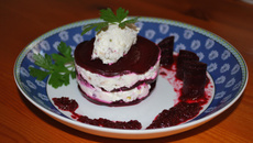 Milles-feuilles de betterave rouge et chèvre frais
