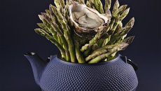 Huîtres, thé vert, lait de soja et asperge