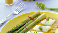 Feuilletés de cabillaud à la mangue et aux asperges vertes