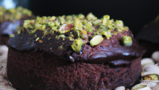 Cake au chocolat noisettes et pistaches