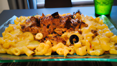 Gratin de macaroni, hachis de bœuf et petits légumes