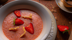 Soupe de fraises Gariguette et sa tuile aux amandes