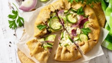 Tarte rustique courgettes, oignons rouges et feta