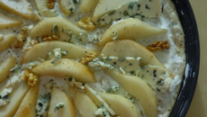 Pizza à la poire, au roquefort et noix