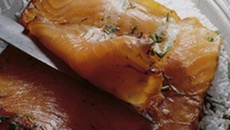 Saumon séché aux fines herbes du jardin et à la chicorée