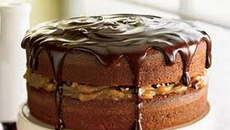 Gâteau étagé aux brisures de chocolat et au caramel, glaçage fondant au chocolat