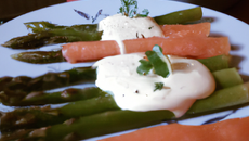 Asperges enrobées de saumon au mascarpone