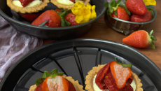 Tartelettes aux fraises à la mousseline de jasmin sur sablé breton et son coulis de fraise citronné