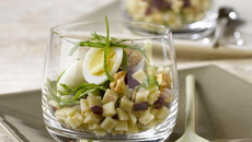 Salade de crozets avec dés de betterave crue et pousses d'épinard